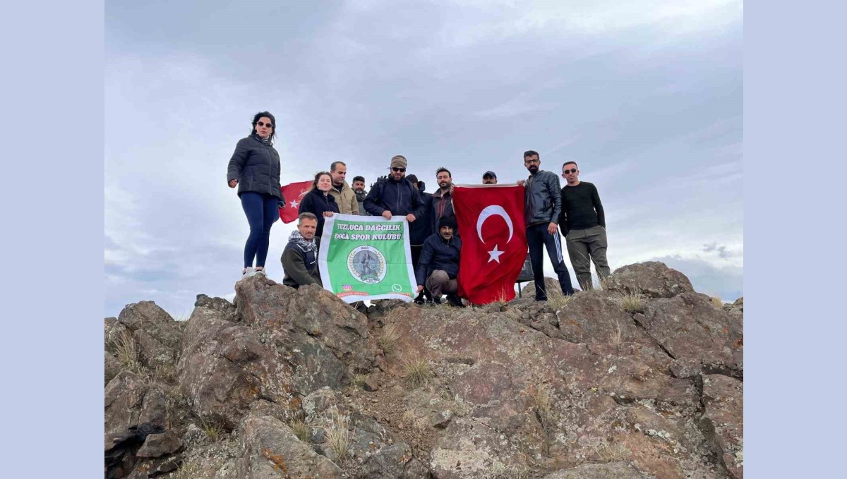 Iğdır'da dağcılardan Cumhuriyet Bayramı'na özel Tekelti Dağı zirve tırmanışı