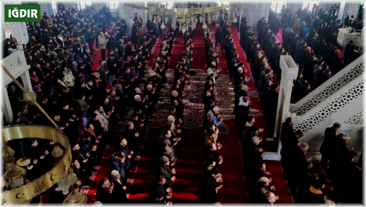 Iğdır'da depremde hayatını kaybedenler için gıyabi cenaze namazı kılındı