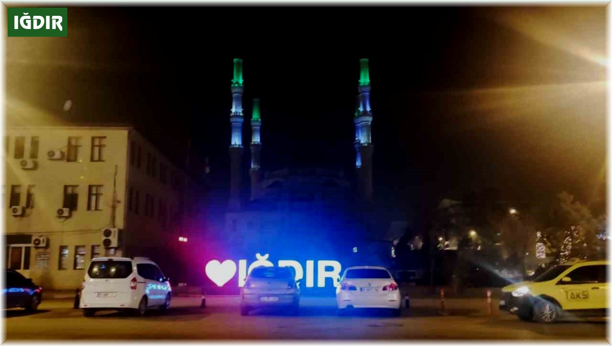 Iğdır'da depremde hayatını kaybedenler için sela okundu