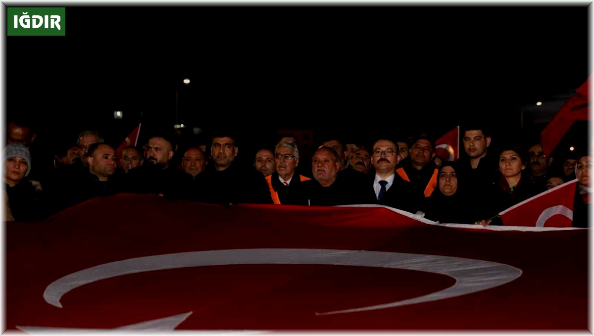 Iğdır'da dev Türk bayraklarıyla teröre lanet yürüyüşü yapıldı