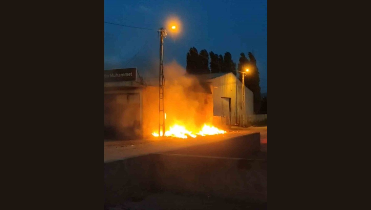 Iğdır'da dökülen çöpler alev aldı, elektrik direği yandı