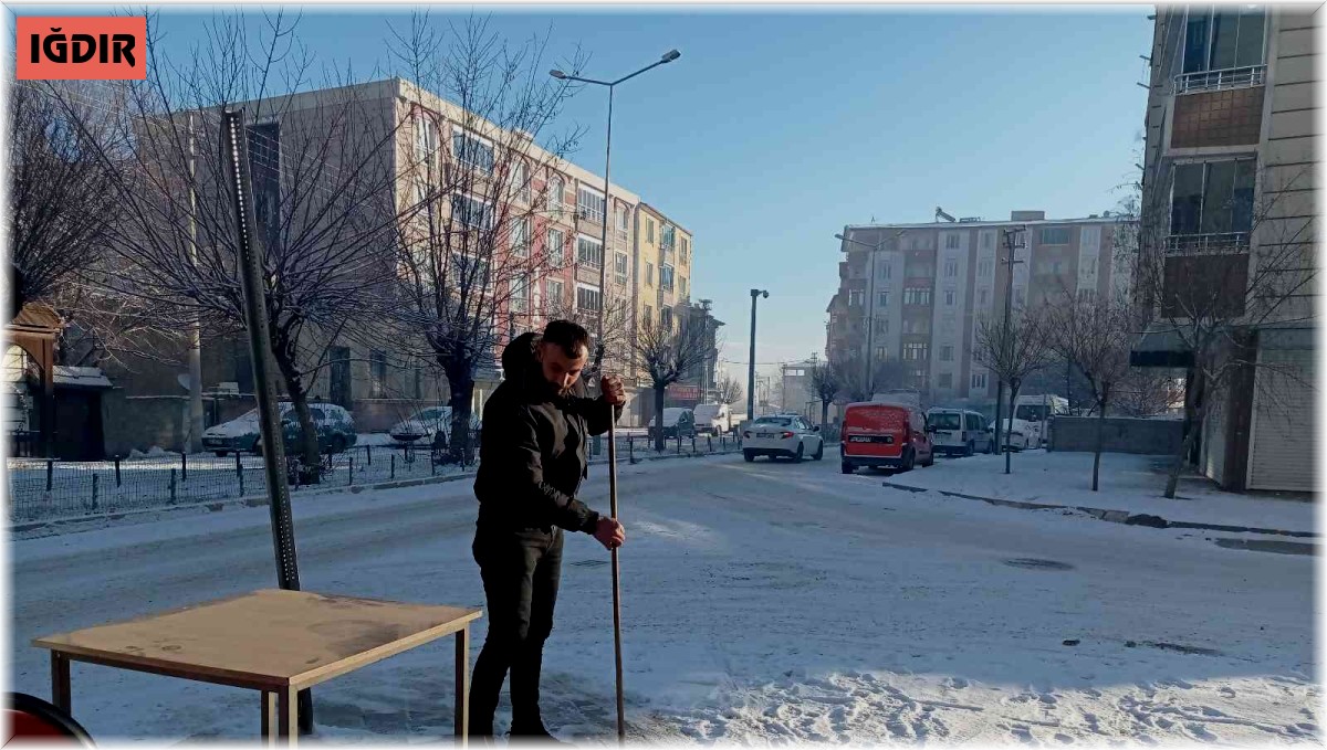 Iğdır'da esnaf yeni haftaya kar temizleyerek başladı
