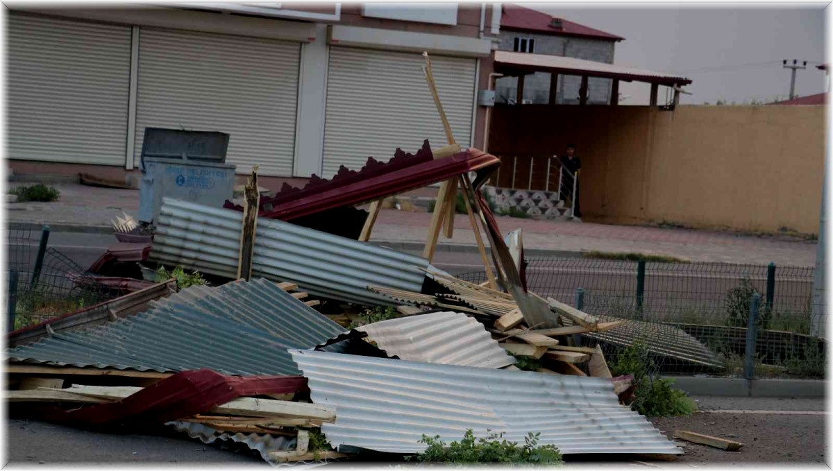Iğdır'da etkili olan fırtına çatıları uçurdu, araçlara zarar verdi