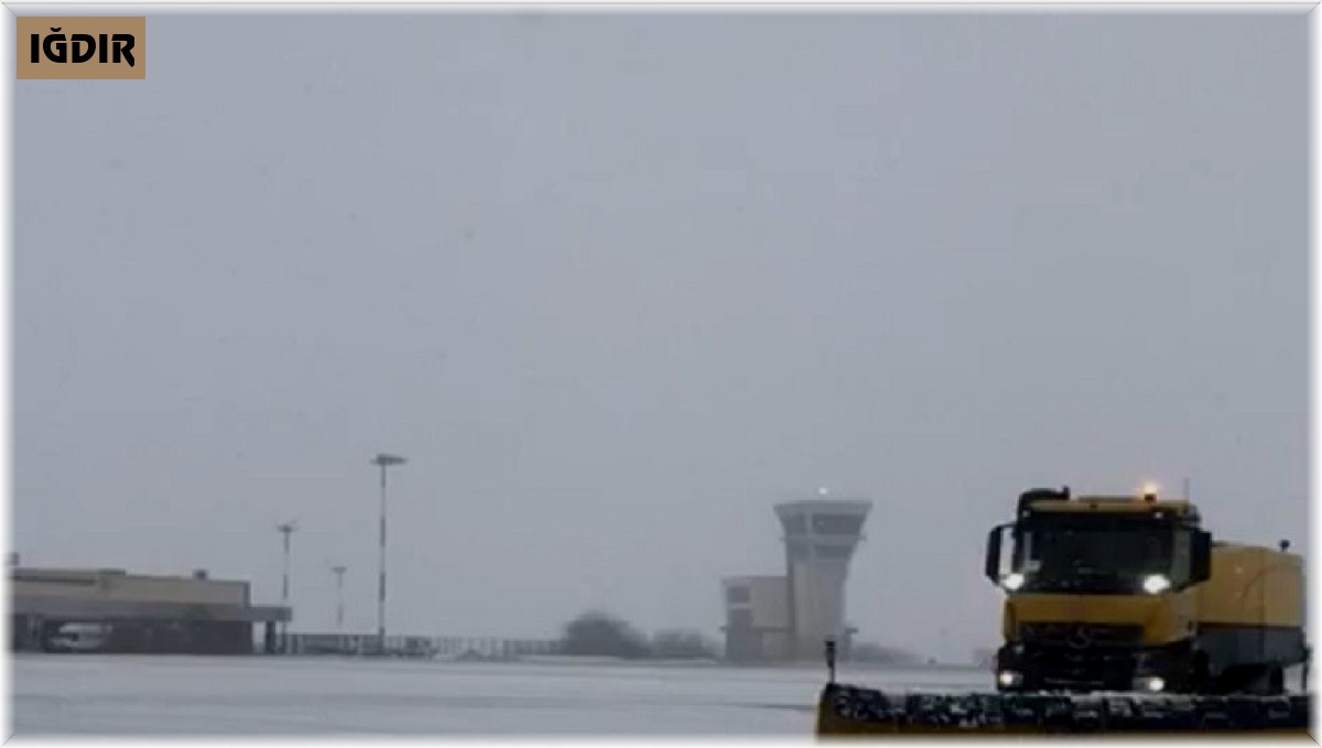 Iğdır'da etkili olan kar yağışı ve sisten dolayı uçak seferleri iptal edildi