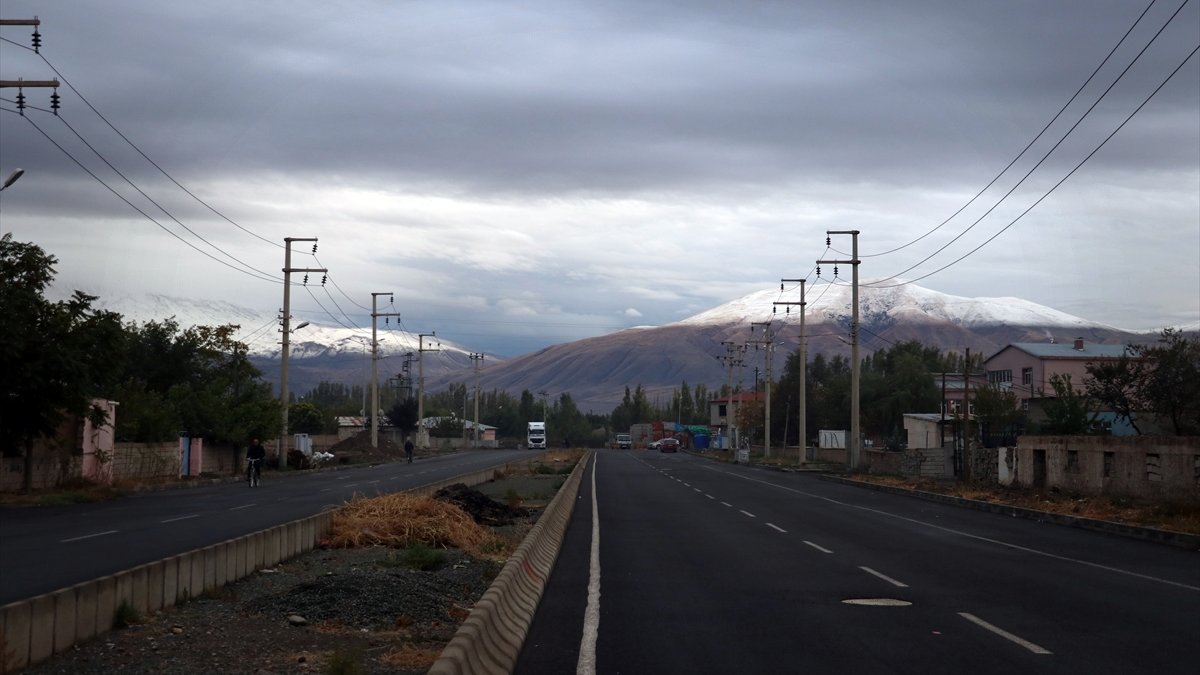 Iğdır'da etkili olan kar yüksek kesimleri beyaza bürüdü