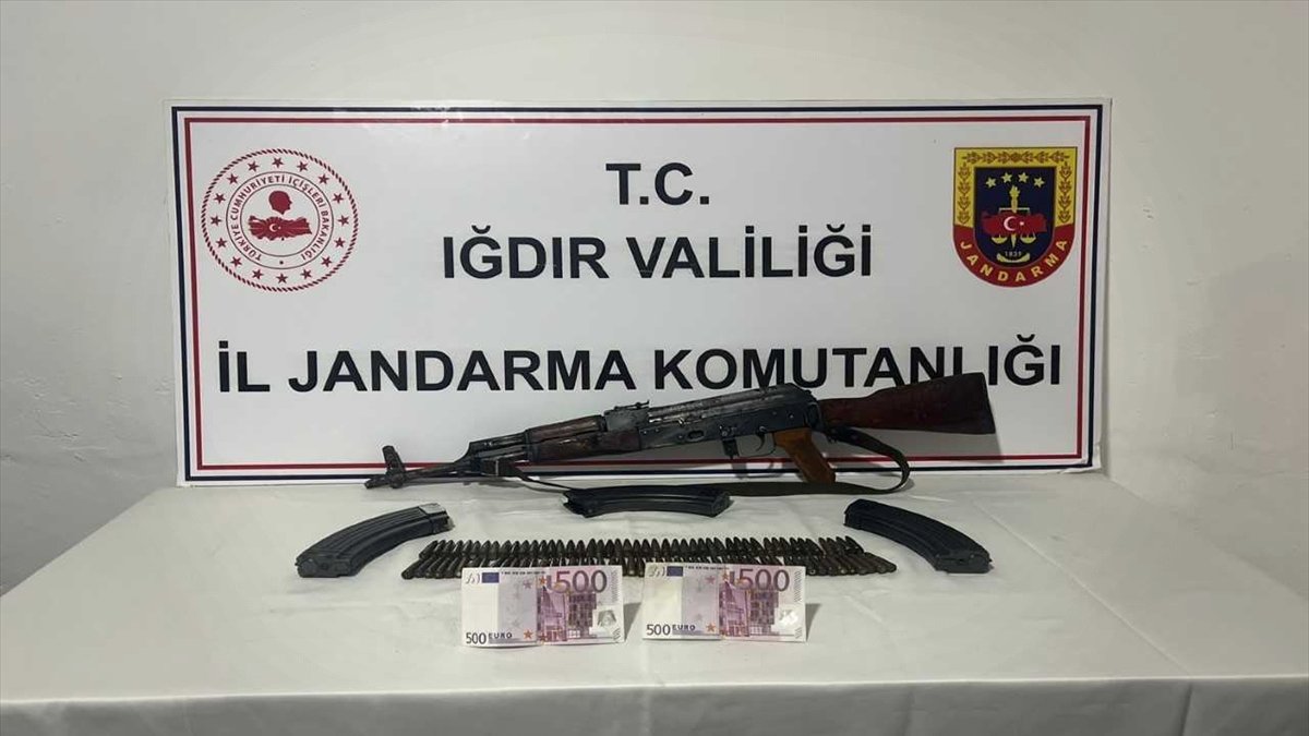 Iğdır'da evinde kalaşnikof ve sahte para bulunan şüpheli gözaltına alındı