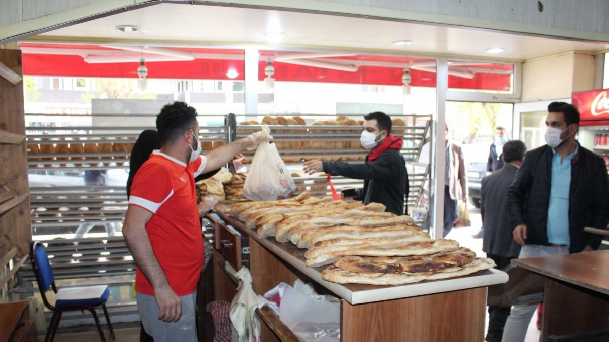 Iğdır'da fırıncıların yoğun pide mesaisi