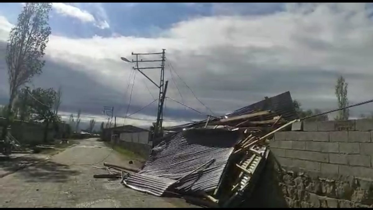 Iğdır'da fırtına evlerin çatılarını uçurdu