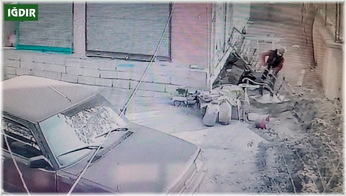 Iğdır'da gündüz vakti hırsızlık: Söktüğü camın çerçevesini kendi malı gibi götürdü