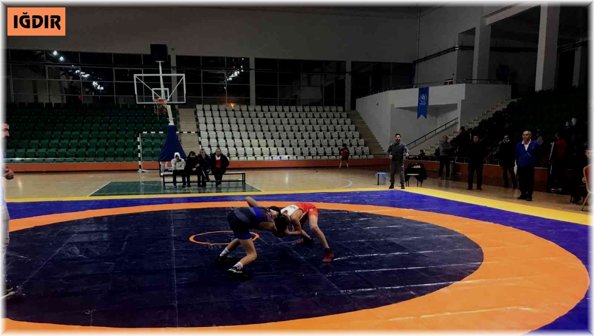 Iğdır'da güreş turnuvası heyecanı sona erdi