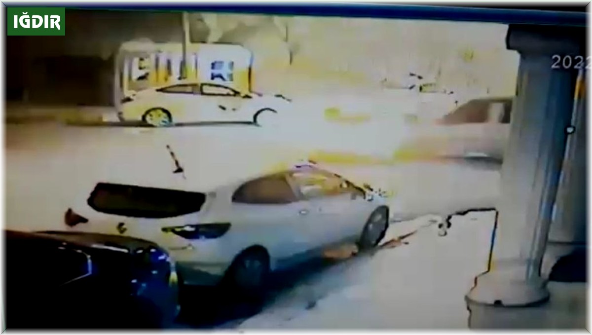 Iğdır'da hafif ticari araç otomobile çarptı: 2 yaralı