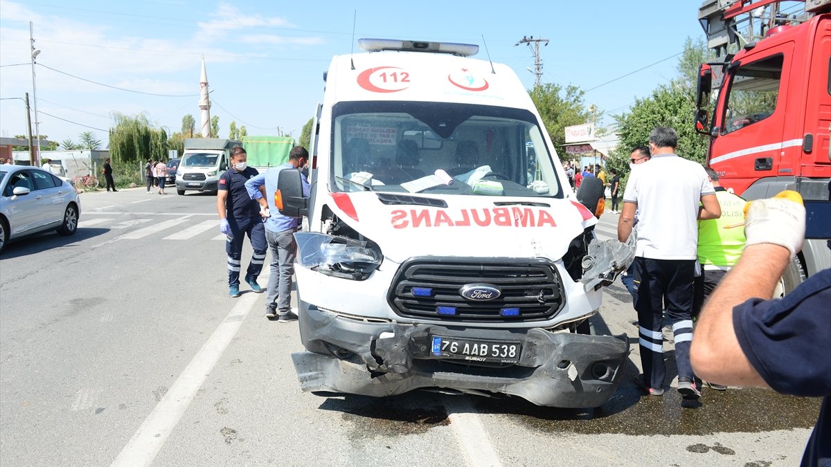 Iğdır'da hamile kadını taşıyan ambulans otomobile çarptı: 3 yaralı