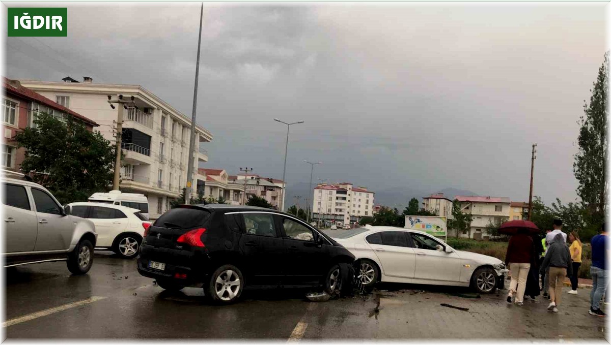Iğdır'da iki otomobil çarpıştı