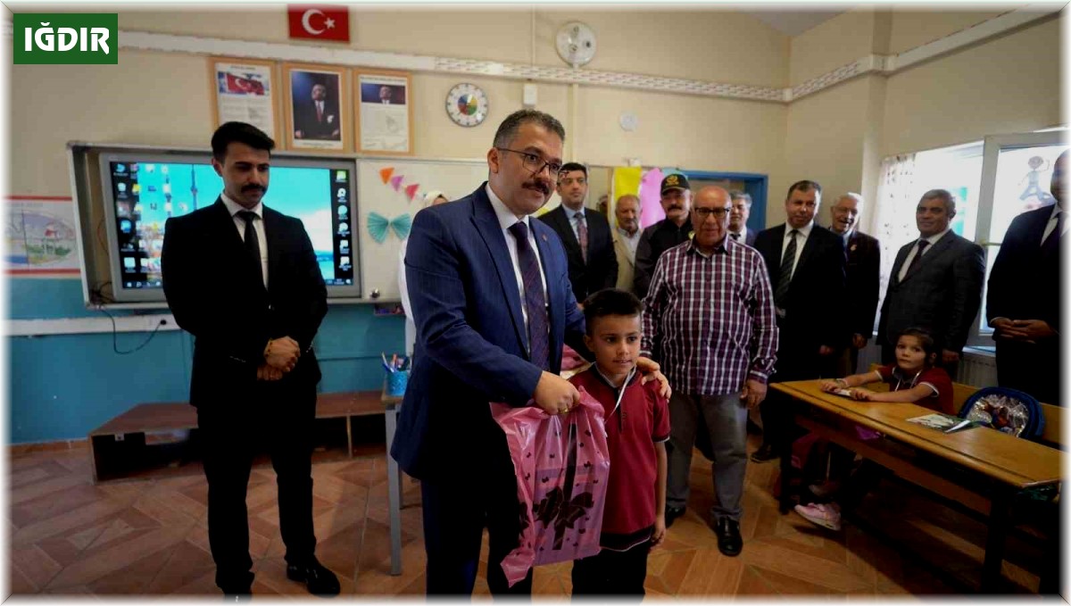 Iğdır'da ilk ders zilini Vali Turan, öğrencilerle birlikte çaldı