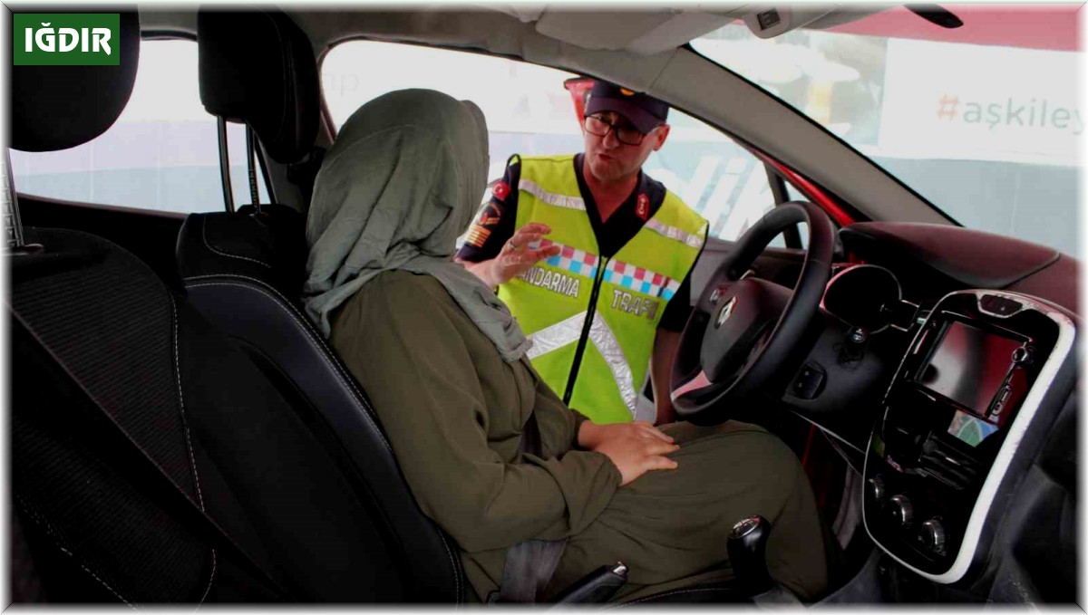 Iğdır'da Jandarma Mobil Eğitim Tırı ve Emniyet Kemeri Simülasyon Aracı ile Uygulamalı Trafik Eğitimi