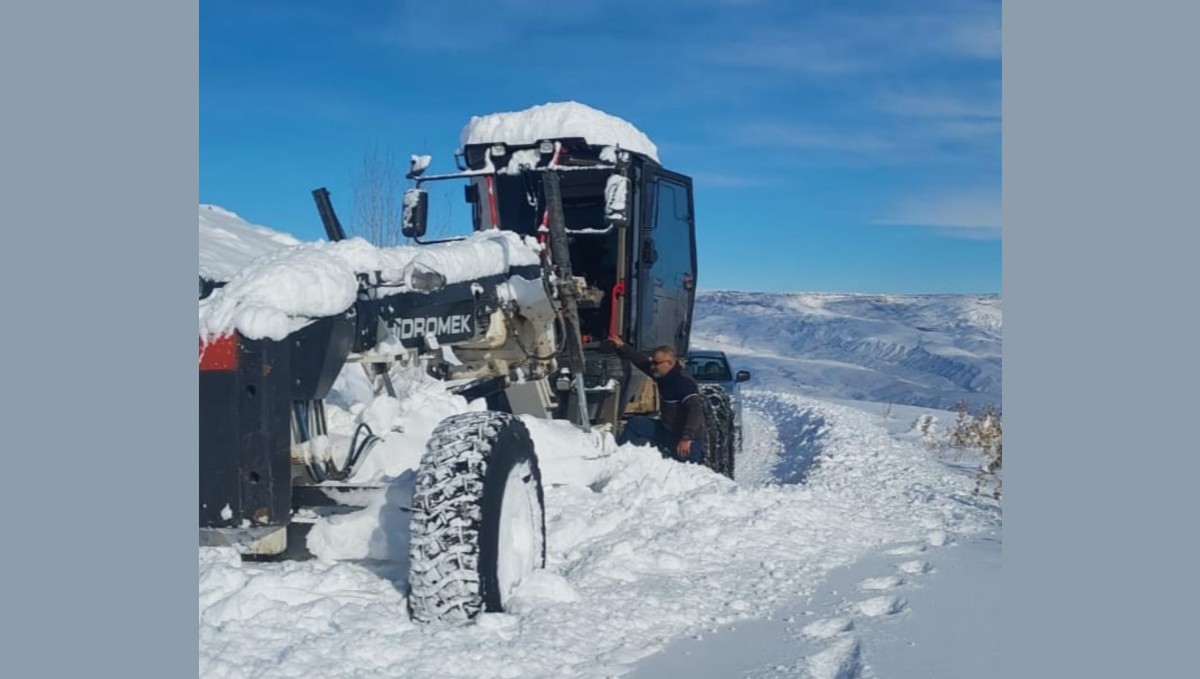 Iğdır'da kapalı köy yollarında çalışmalar sürüyor
