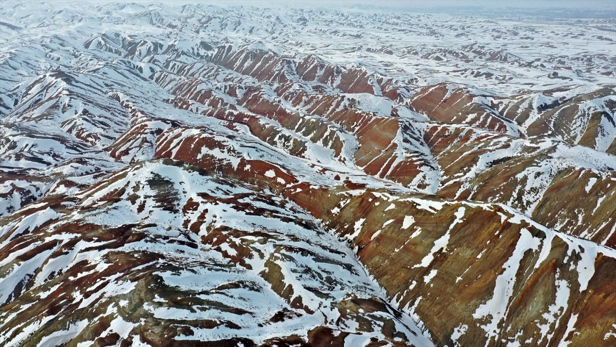 Iğdır'da kar Gökkuşağı Tepeleri'ni beyaza bürüdü
