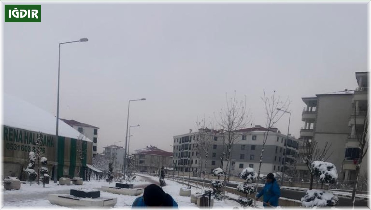 Iğdır'da kar temizliği çalışmaları sürüyor