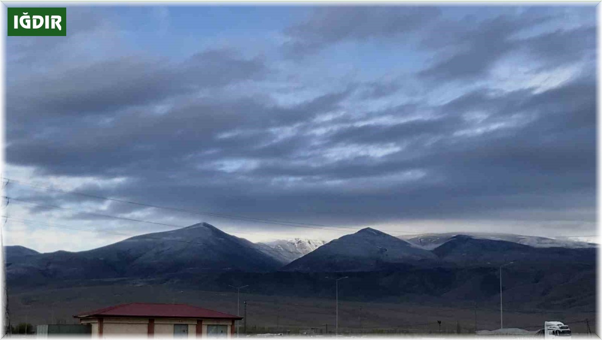 Iğdır'da kar ve fırtına etkili oluyor