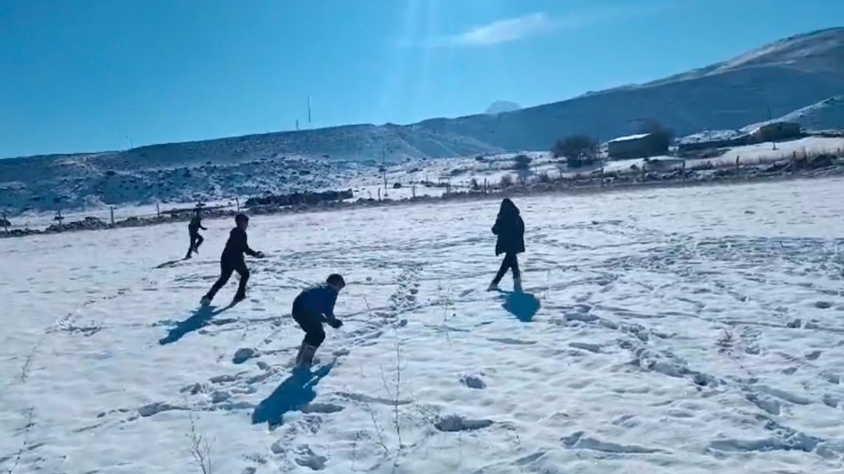 Iğdır'da kar yağışı sonrası çocuklar eğlenceli anlar yaşadı