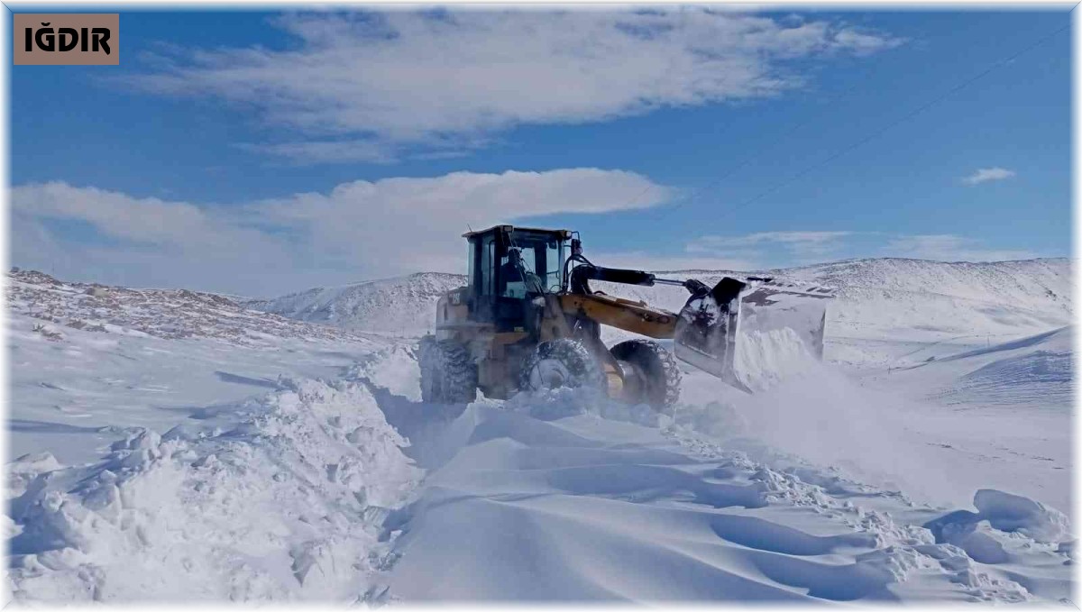 Iğdır'da kardan kapanan köy ve mezra yolları açıldı