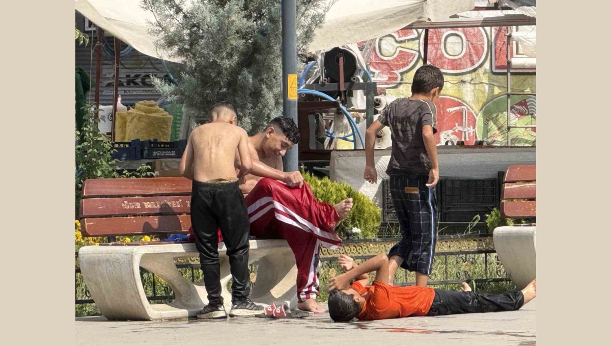 Iğdır'da kavurucu sıcakta tehlikeli serinlik, çocuklar süs havuzuna girdi