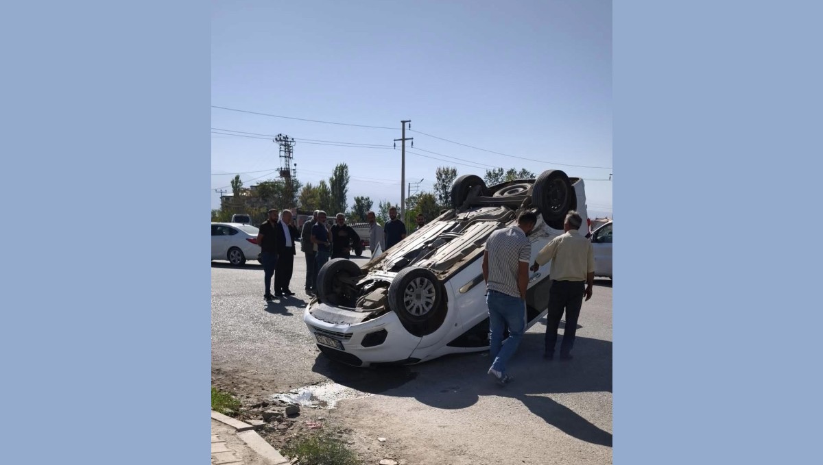 Iğdır'da kaza yapan araç ters döndü