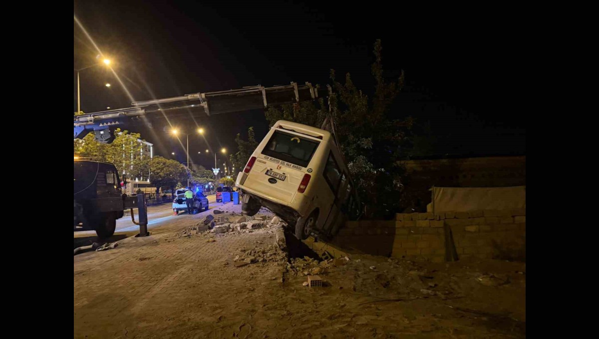 Iğdır'da kaza yapan yolcu minibüsü bahçe duvarında asılı kaldı