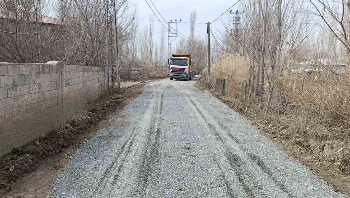 Iğdır'da köy yolunda onarım ve kumlama çalışması