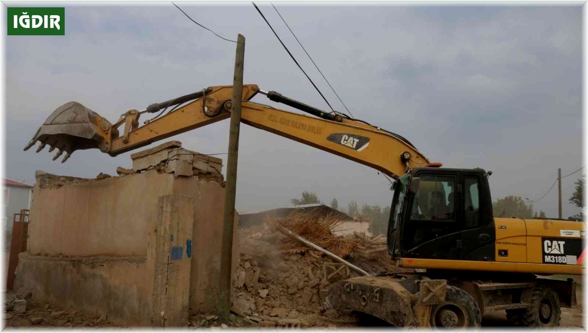 Iğdır'da metruk binalar huzur ortamı için yıkılıyor