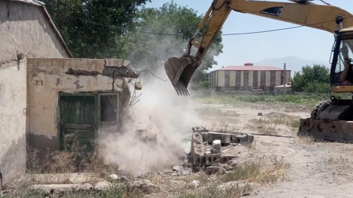 Iğdır'da metruk binalar yıkılıyor