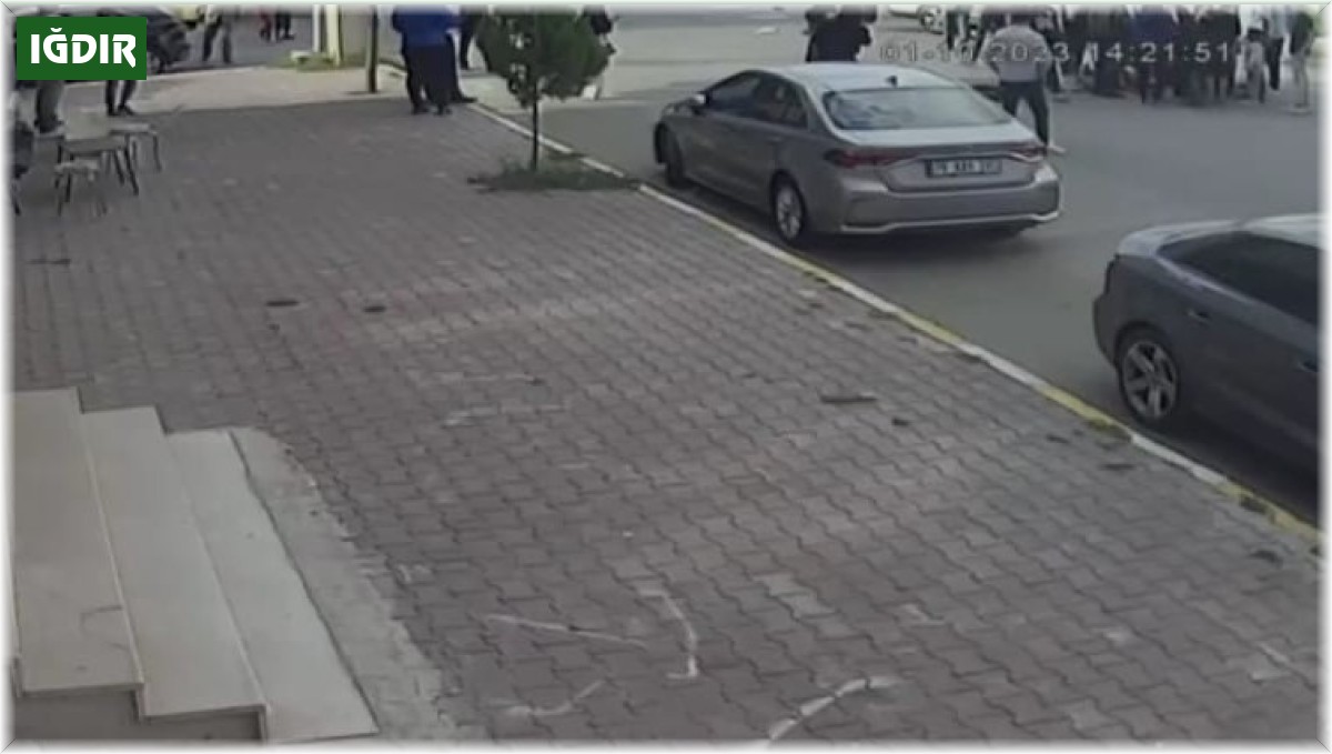 Iğdır'da meydana gelen motosiklet kazası güvenlik kamerasına yansıdı