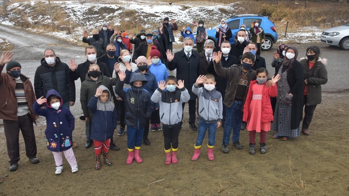 Iğdır'da mezradaki öğrenciler internet için yükseklere çıkmaktan kurtuldu
