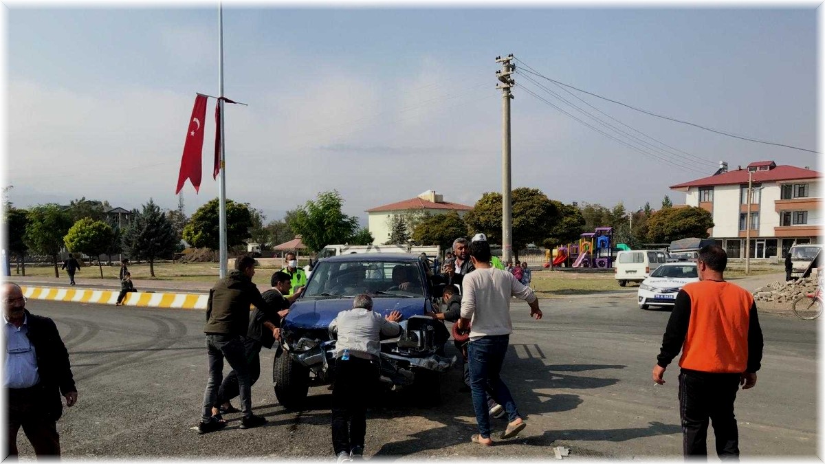Iğdır'da minibüs ile pikap çarpıştı: 3 yaralı