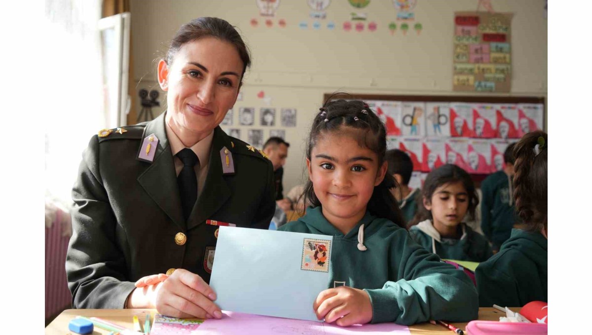 Iğdır'da minikler ilk mektuplarını Mehmetçiğe yazdı