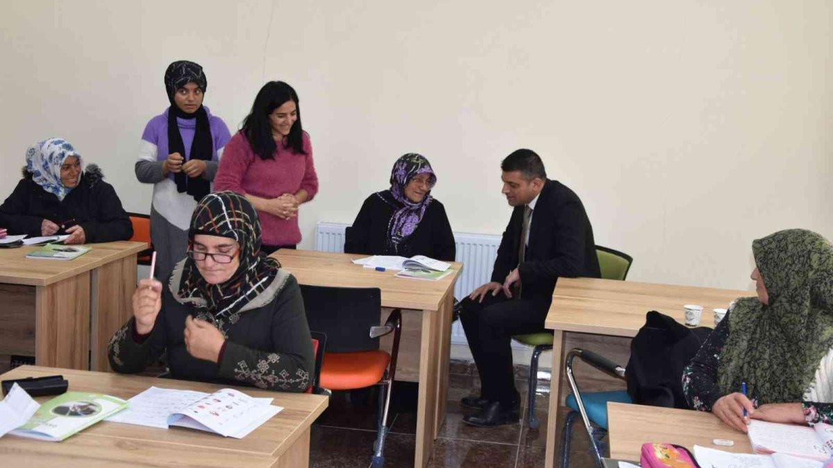 Iğdır'da okuma yazma kursu ilgi görüyor
