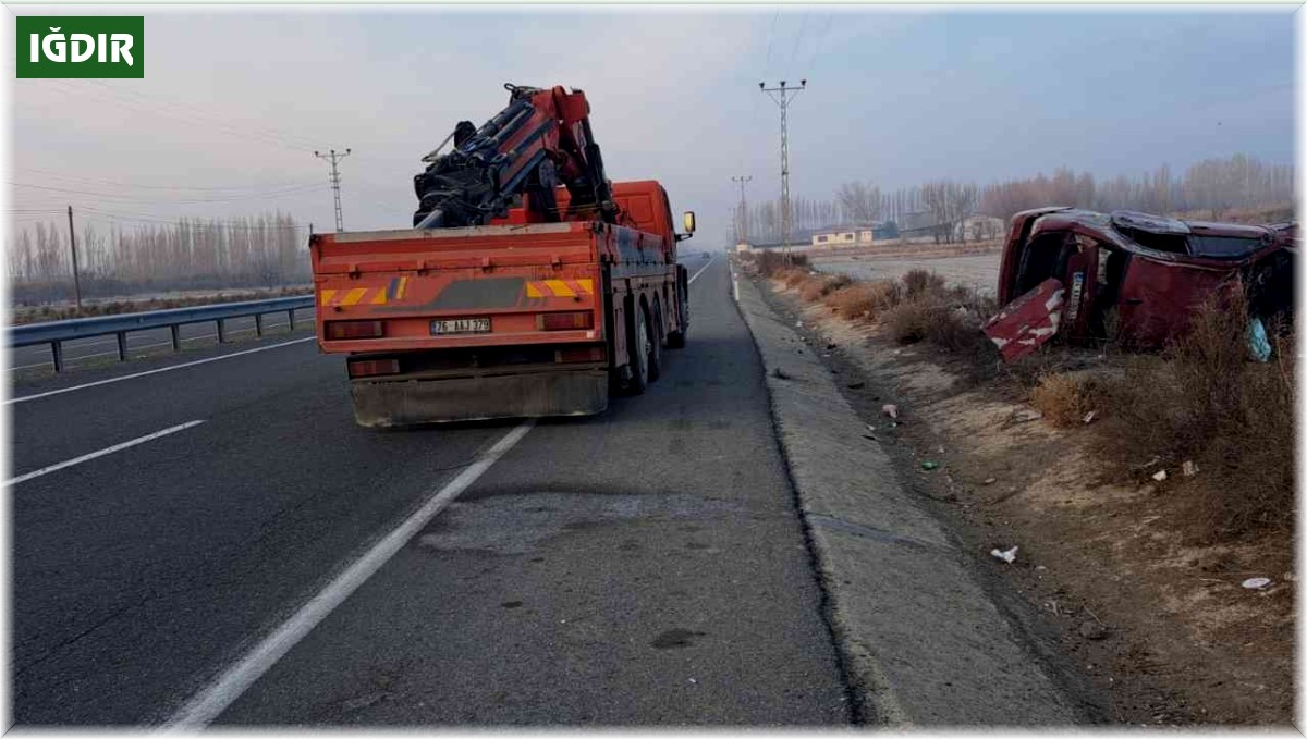 Iğdır'da otomobil önce elektrik direğine çarptı sonra tarlaya uçtu