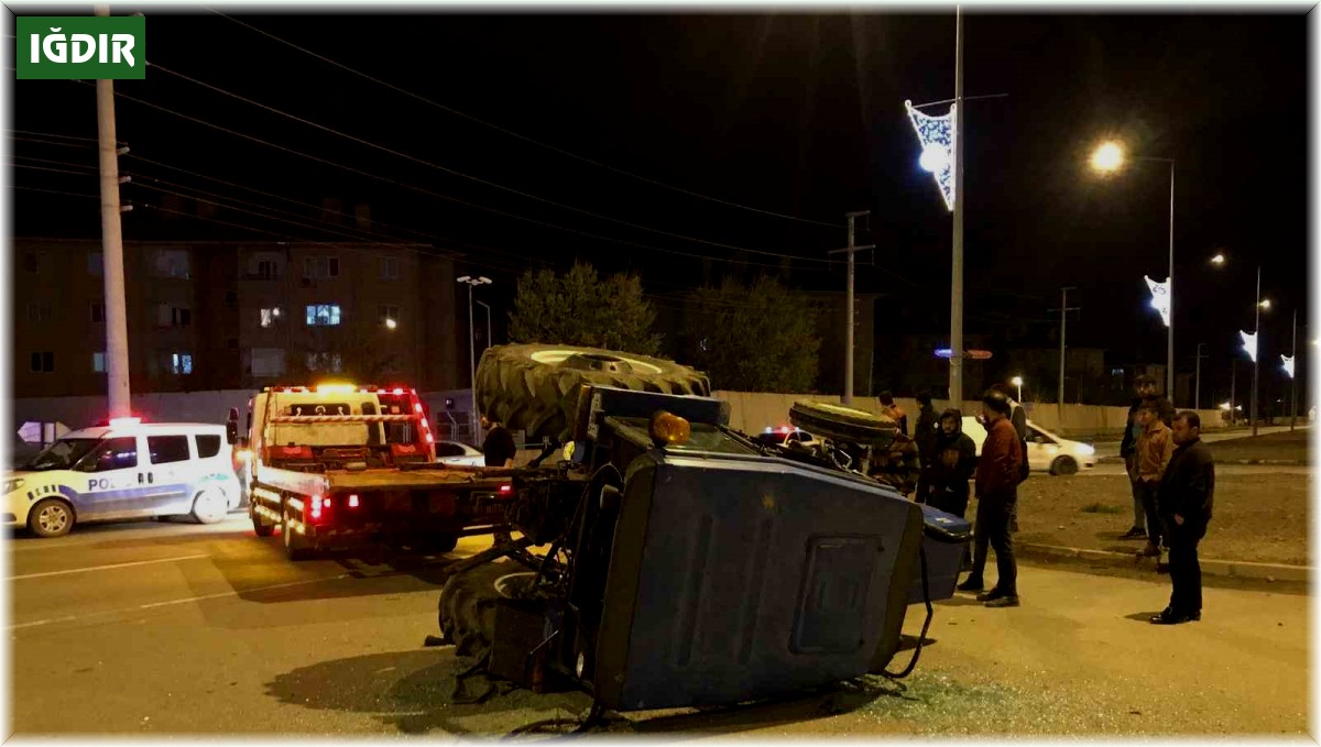 Iğdır'da otomobil traktöre çarptı: 6 yaralı