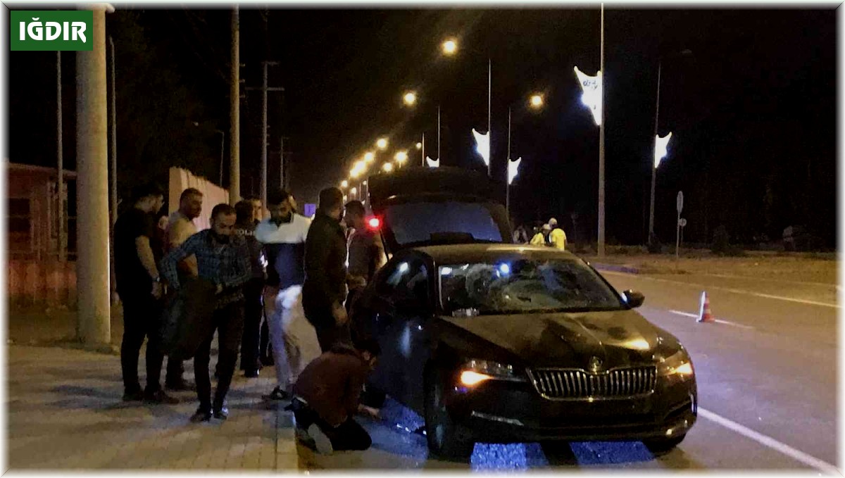 Iğdır'da otomobilin çarptığı genç, bisikletinden fırlayarak aracın ön camına düştü