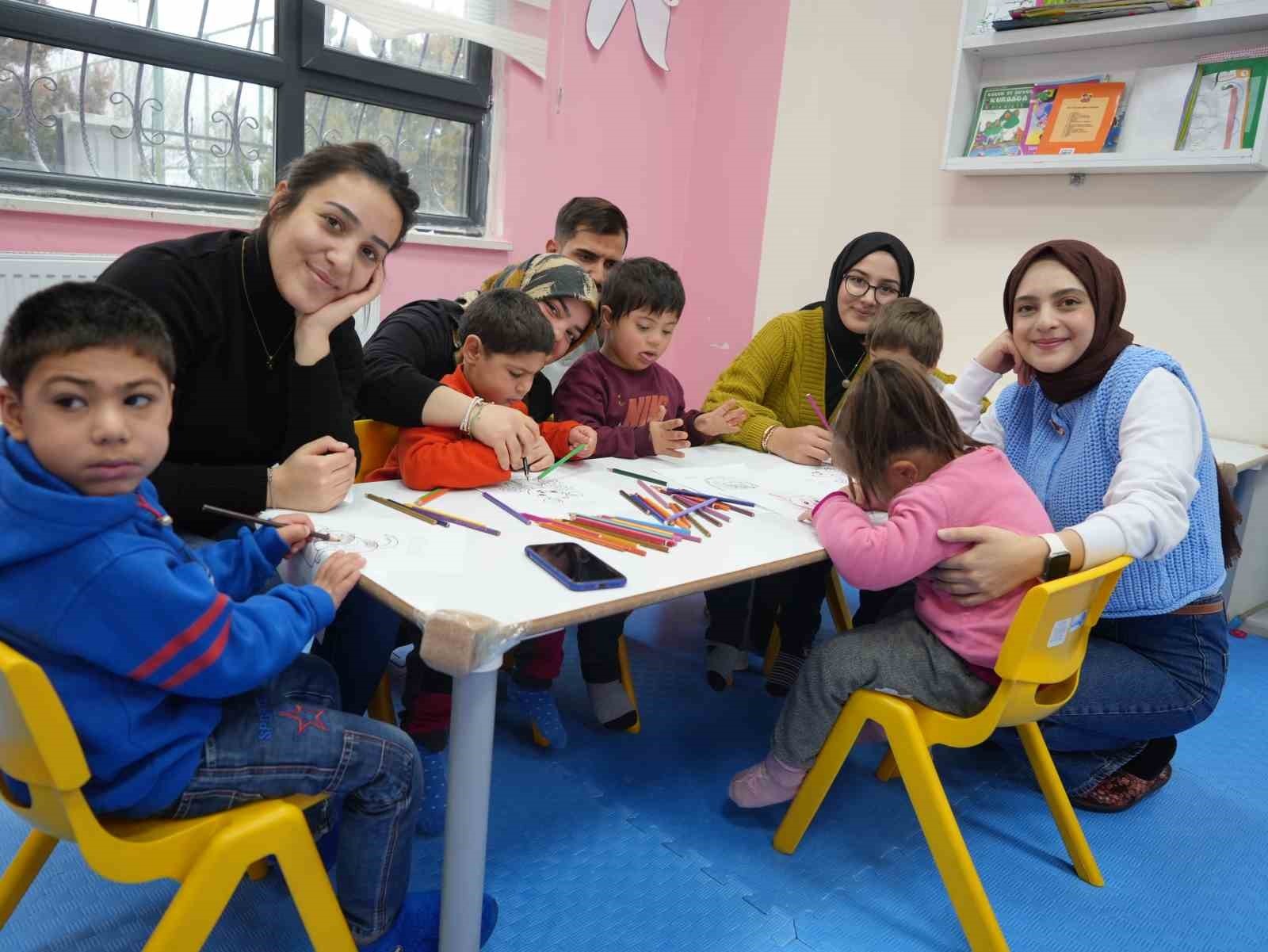 Iğdır'da özel bireyler üniversite öğrencileri ile beraber gönüllerince eğlendi