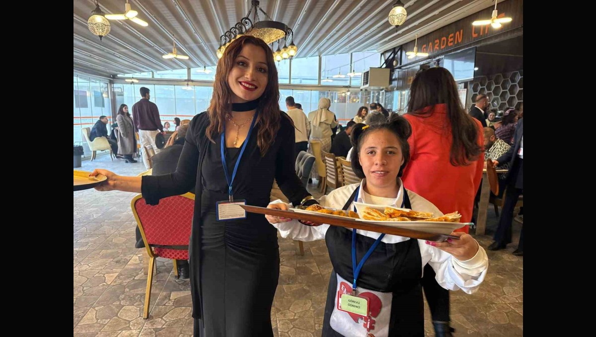 Iğdır'da özel gereksinimli bireyler bir günlüğüne kafe işletti