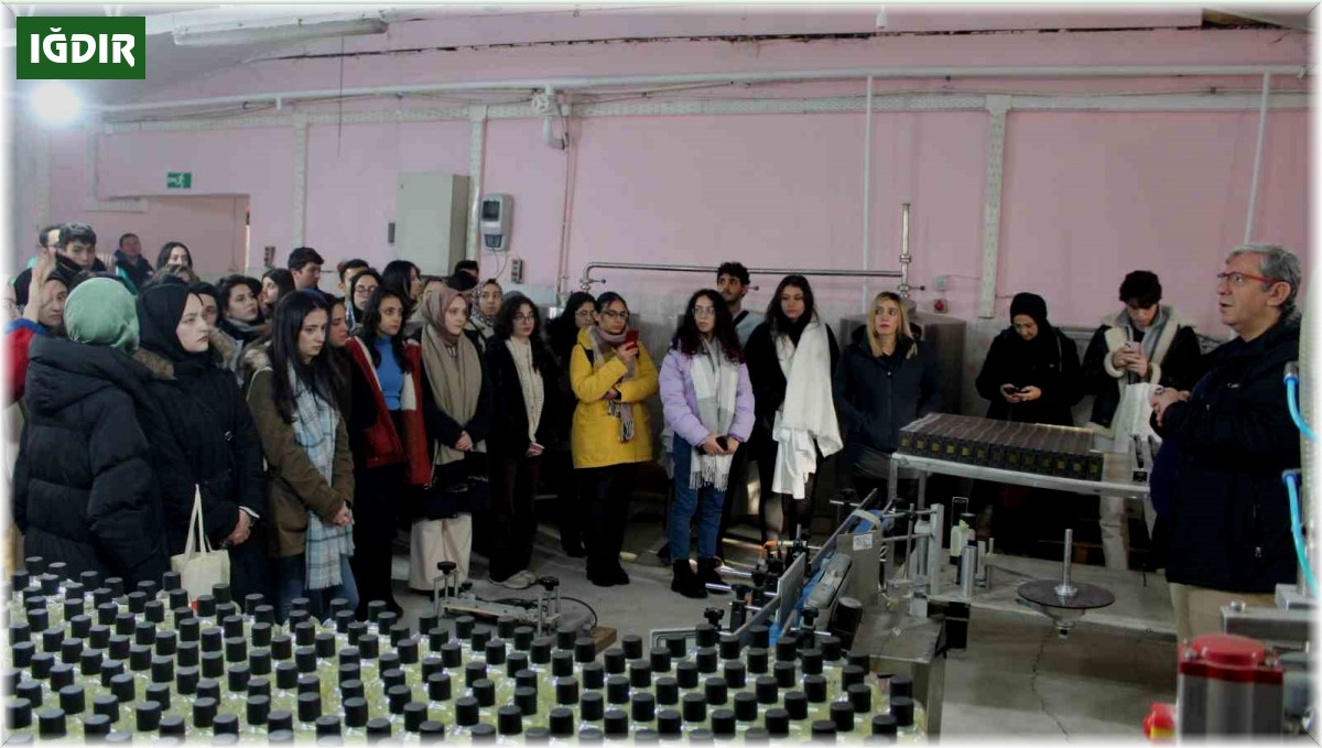 Iğdır'da parfüm ve kolonya üreten tesise eczacılık fakültesi öğrencilerinden ziyaret