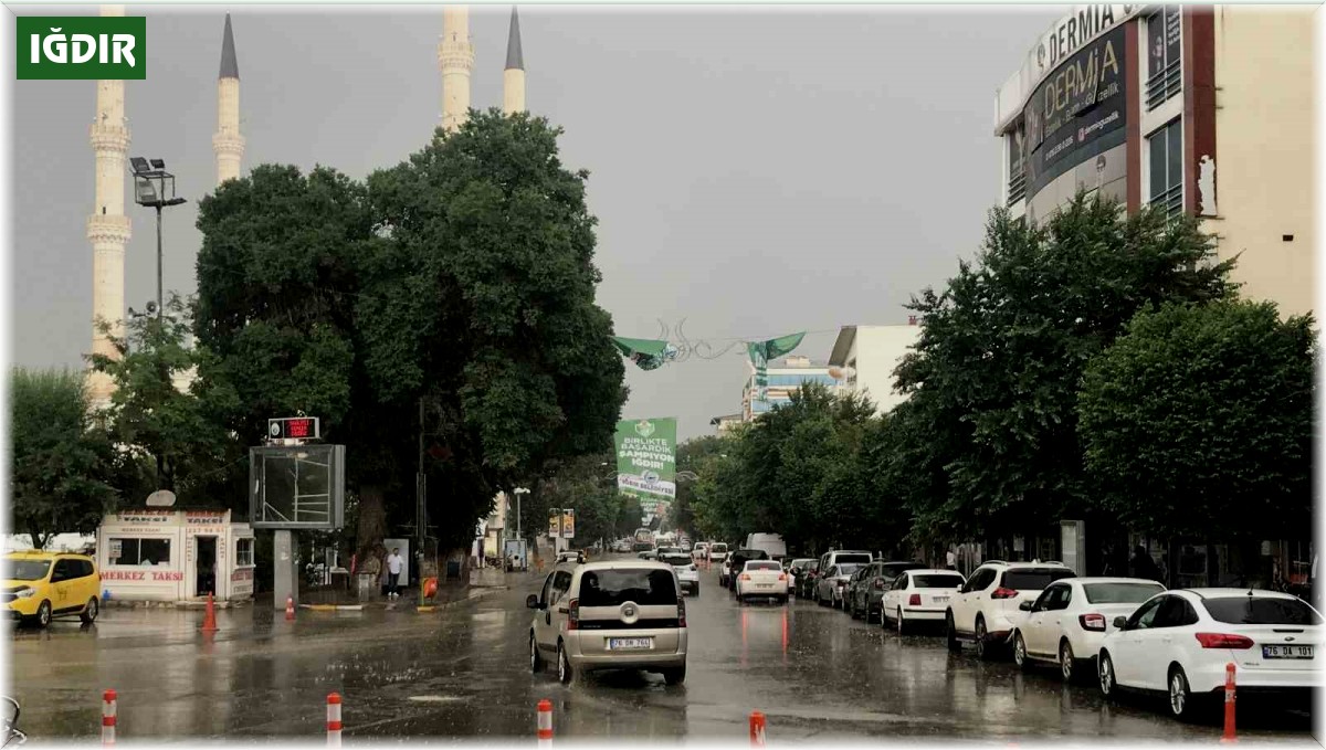 Iğdır'da sağanak yağış etkili oluyor