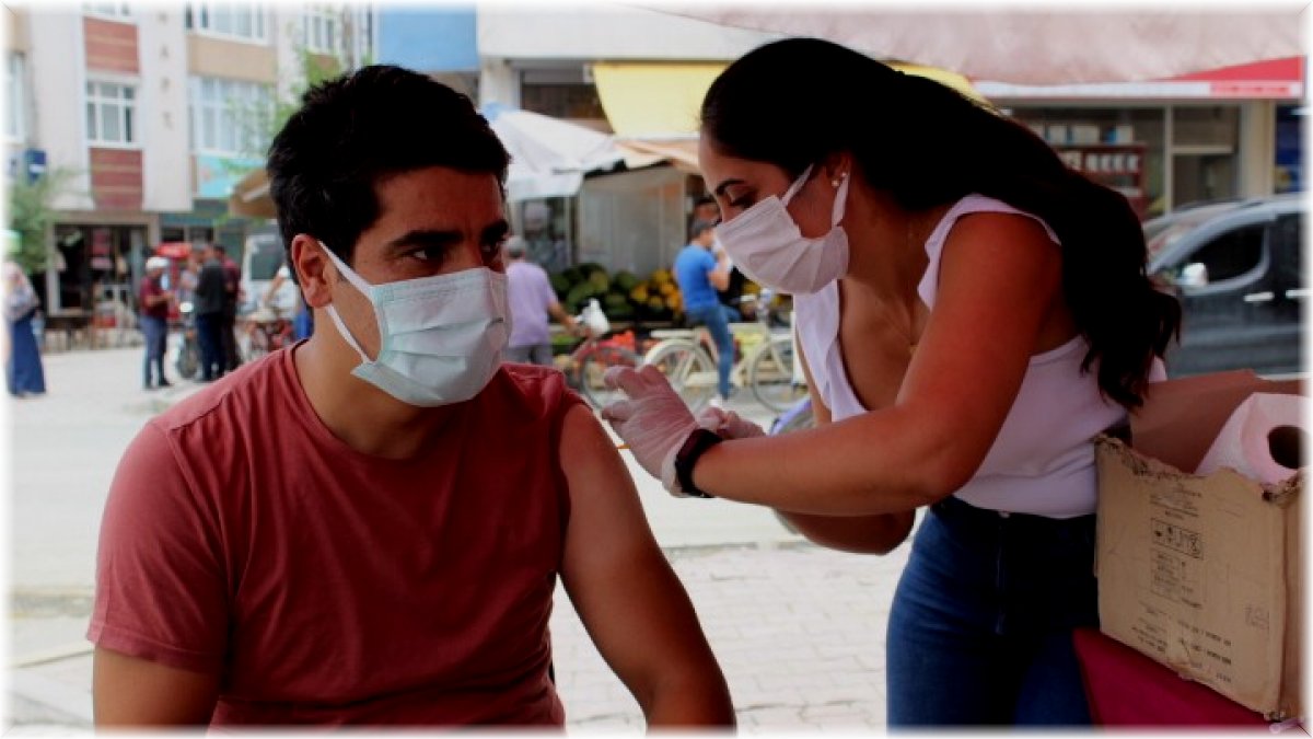 Iğdır'da sağlık çalışanlarının aşı mesaisi aralıksız sürüyor