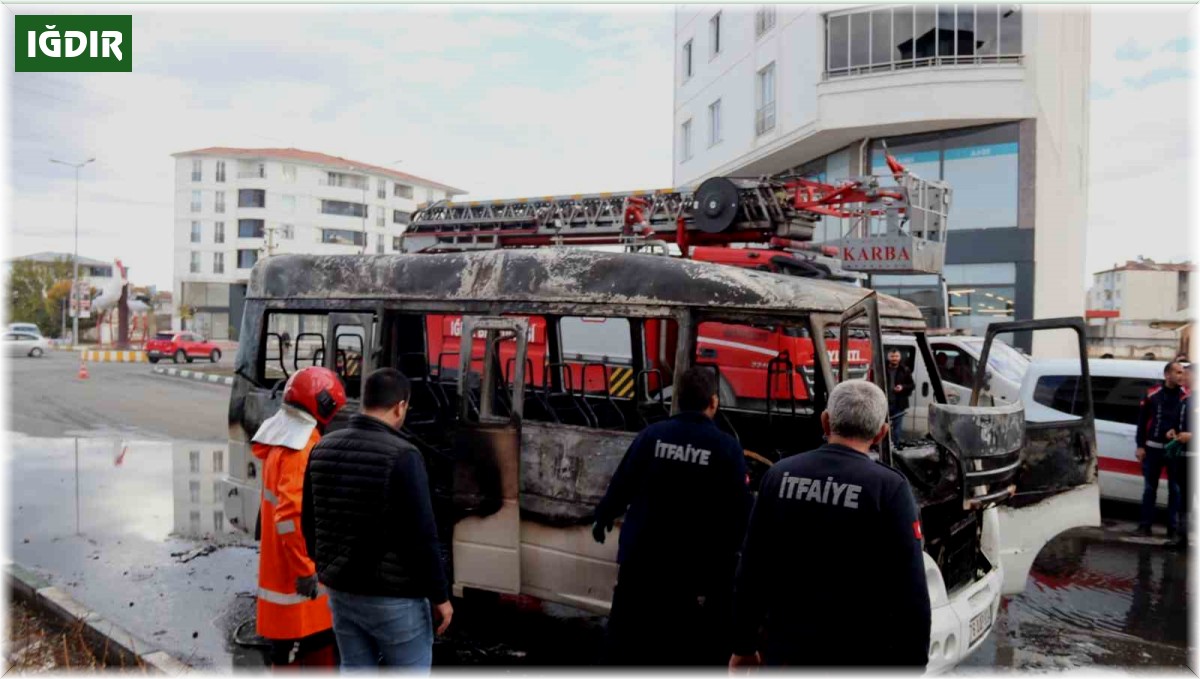 Iğdır'da seyir halindeki araç alev alev yandı