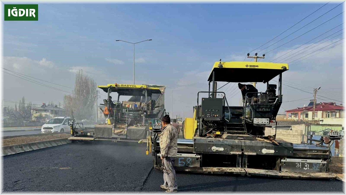 Iğdır'da sıcak asfalt çalışması devam ediyor