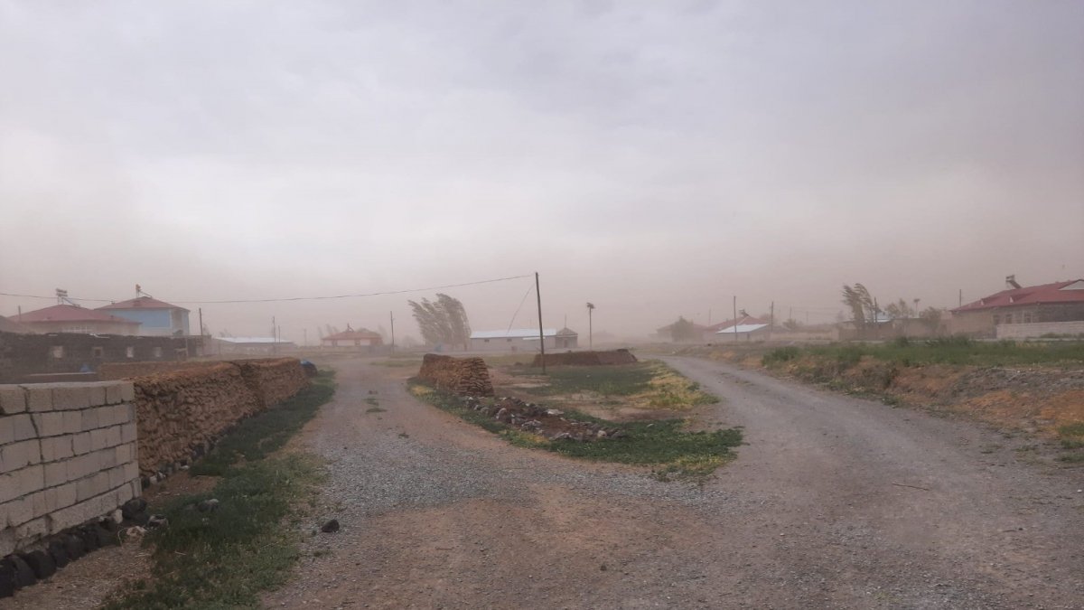 Iğdır'da şiddetli rüzgar ve toz fırtınası etkili oldu