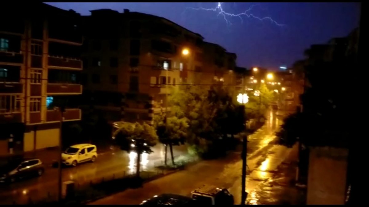 Iğdır'da şimşekler geceyi aydınlattı