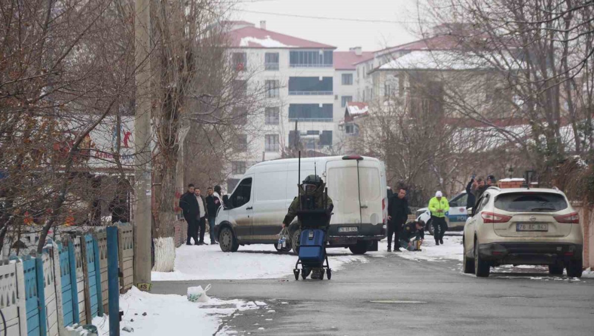 Iğdır'da şüpheli çanta korkuttu, içinden çocuk kıyafetleri çıktı