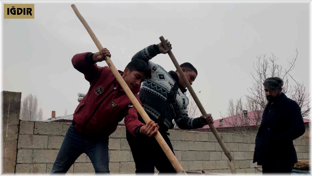 Iğdır'da tezek yakma geleneği devam ediyor